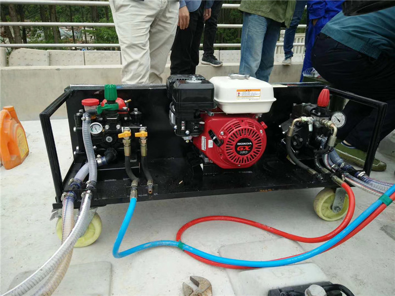 乳化瀝青噴涂機(jī)